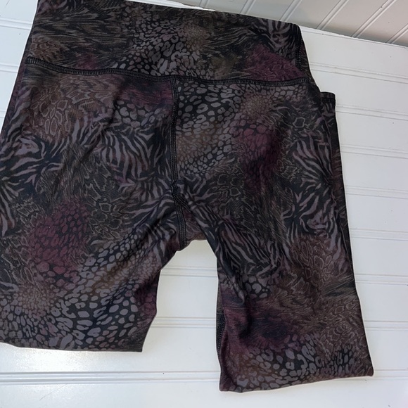 becco cropped burgundy black swirl patterned active sport leggings size small - Picture 4 of 4